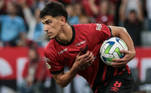 Mas um pênalti cometido por Garcia mudou tudo. O palmeirense foi expulso e o Athletico-PR chegou ao empate com gols de Vitor Bueno e Vitor Roque