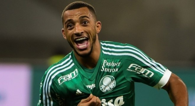 Volta de Vitor Hugo. Mais força física e nas jogadas aéreas do Palmeiras de Felipão