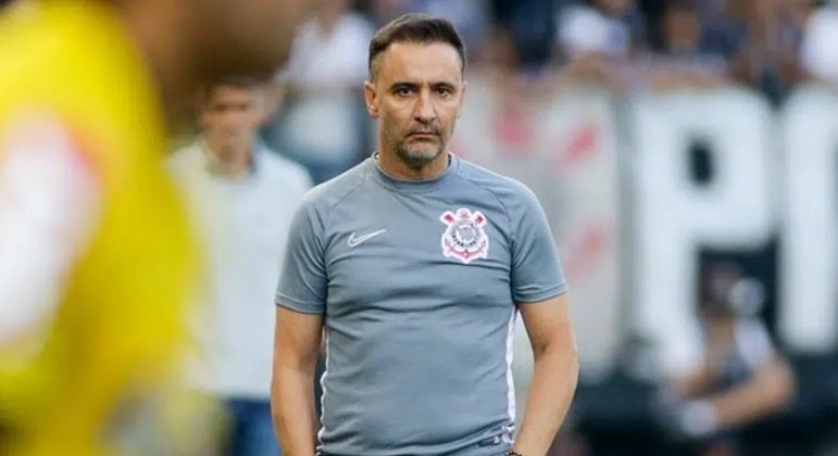 Técnico Vítor Pereira em jogo pelo Corinthians