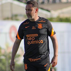 Técnico Vítor Pereira em treino pelo Corinthians