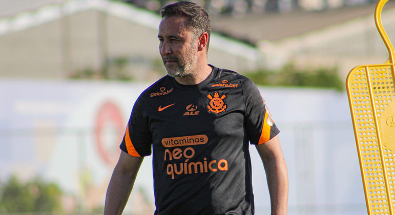 Técnico Vítor Pereira em treino pelo Corinthians