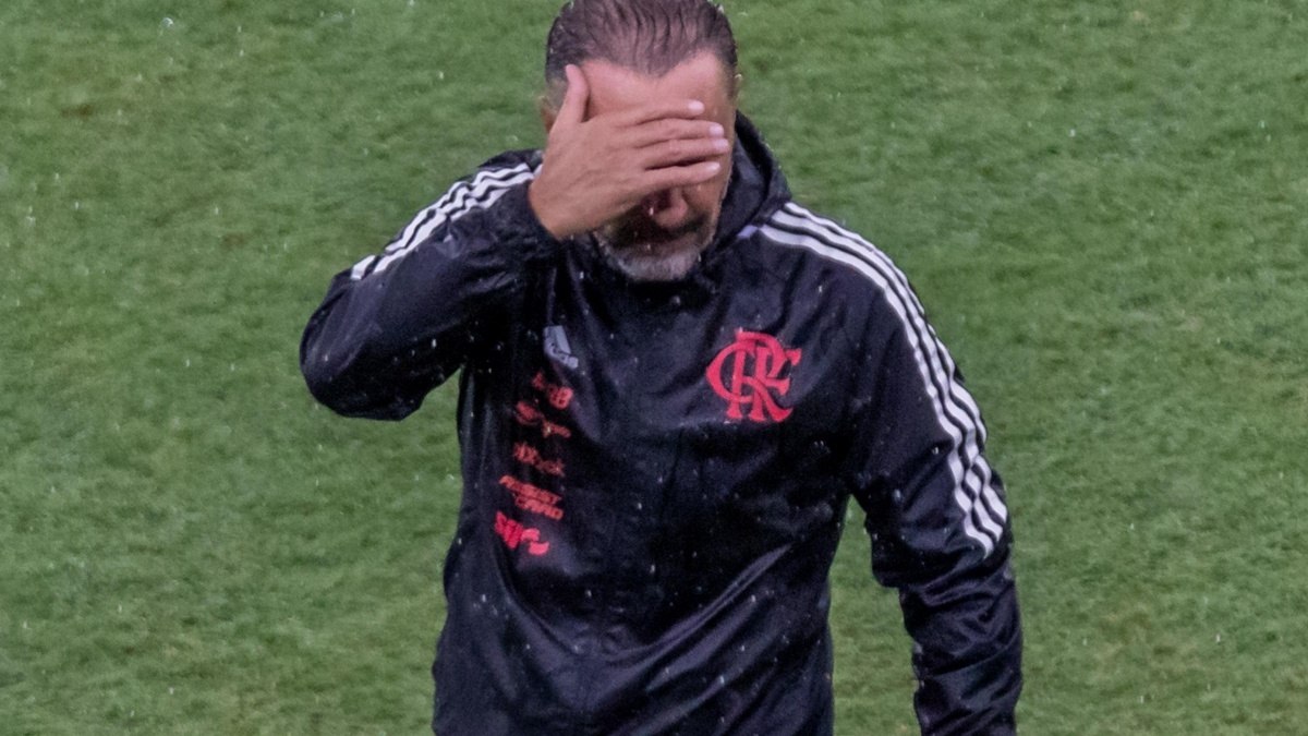 Fracassos catastróficos com o Flamengo. Vítor Pereira acumulou derrotas. Completa decepção