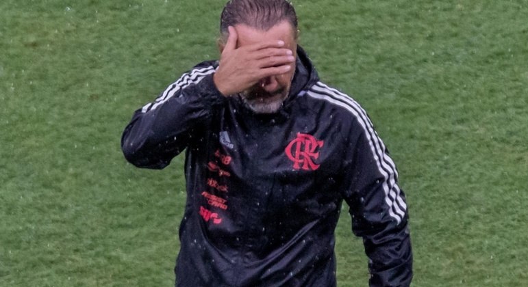 Demissão sumária do Flamengo. O técnico que traiu o Corinthians sai da Gávea pela porta dos fundos