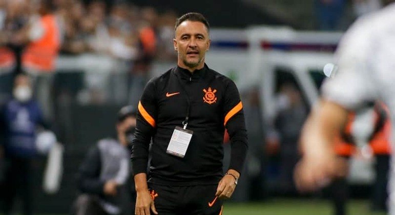 Técnico Vítor Pereira em campo no jogo do Corinthians
