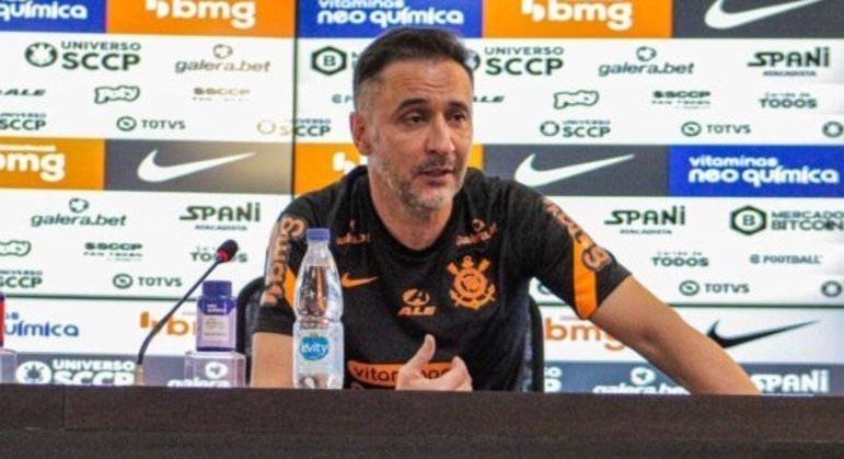 Técnico Vítor Pereira em entrevista coletiva pelo Timão