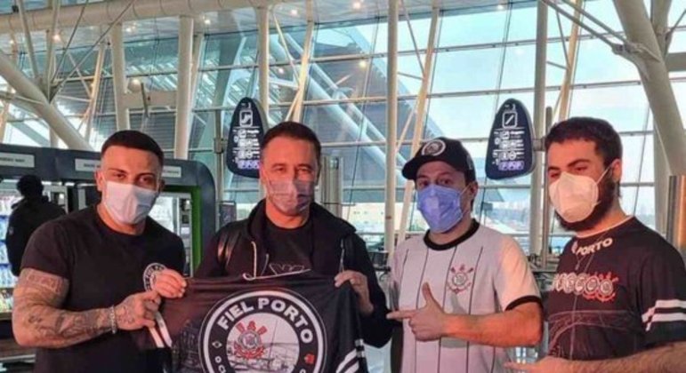 Submissão de Vítor Pereira às organizadas do Corinthians. Pedido de desculpas, de apoio e explicações. Vexame do técnico