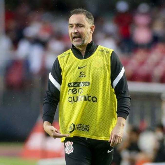 Técnico Vítor Pereira na beira do gramado em jogo