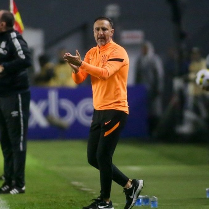 Técnico Vítor Pereira na beira do gramado em jogo