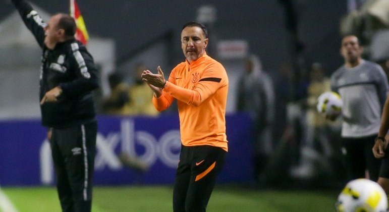Técnico Vítor Pereira na beira do gramado em jogo