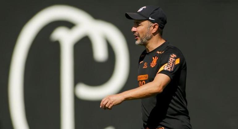 Técnico Vítor Pereira em treino pelo Timão