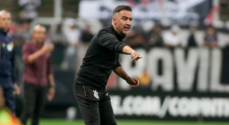 Vítor Pereira foi o grande responsável por mais essa fraca partida do Corinthians