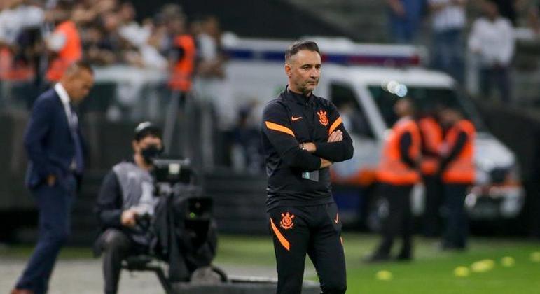 Técnico Vítor Pereira na beira do gramado em jogo pelo Timão