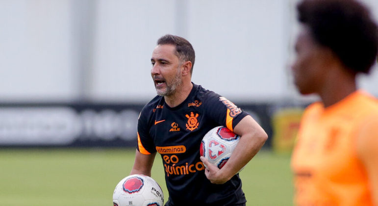 Técnico Vítor Pereira comandando treino pelo Timão