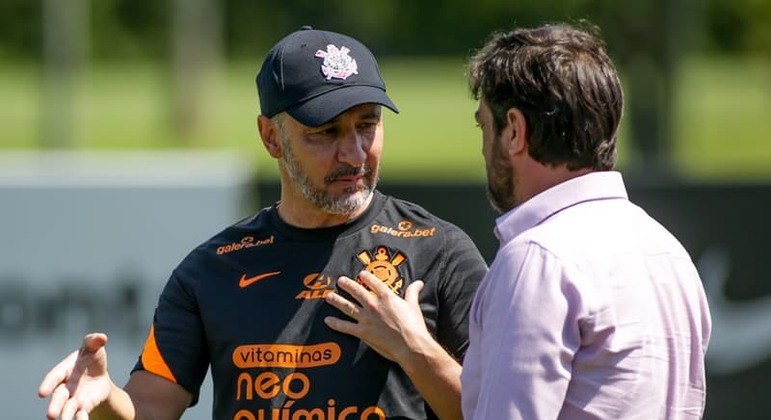 Vítor Pereira avisa Duilio que precisa de dois reforços fundamentais ao time. Meia e artilheiro