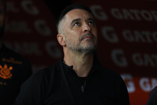 Logo na estreia da Libertadores, o Corinthians perdeu para os bolivianos do Always Ready; essa foi a primeira derrota do Alvinegro para um time da Bolívia na história do torneio. Na mesma edição, o Timão se recuperou na fase de grupos e bateu o Boca Juniors em plena Bombonera. Porém, com pouca criatividade, o time de Vítor Pereira não conseguiu passar do Flamengo de Dorival Júnior nas quartas de final