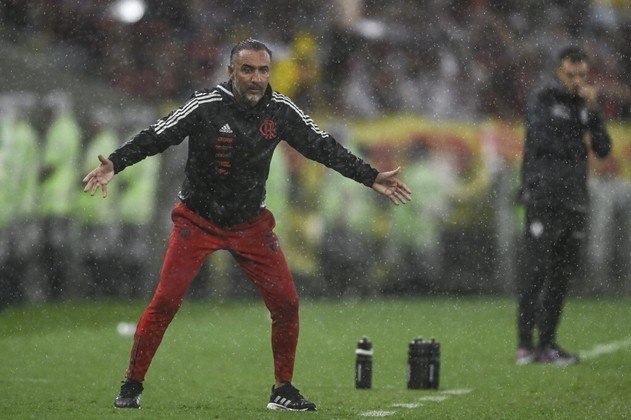 Vitor Pereira também teve a decisão da Recopa, diante do Independiente Del Valle, em pleno Maracanã. Depois de perder o jogo de ida por 1 a 0, o elenco Rubro-Negro tratou de empatar o jogo no Rio de Janeiro. Porém, nos pênaltis, o time da Gávea terminou com mais um vice-campeonato na conta. O desempenho abaixo do esperado, diante de um time muito mais barato, levantou diversos debates sobre a competência do técnico rubro-negro