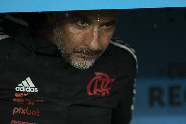 Já mais adequado ao elenco e ao clube, Vitor Pereira comandou o Flamengo na campanha do Mundial de Clubes da Fifa, que aconteceu no Marrocos. Apesar da empolgação da torcida flamenguista, o time não correspondeu em campo e o Fla acabou eliminado no primeiro jogo, diante dos sauditas do Al Hilal. Na disputa de 3º lugar, o time do técnico português levou a melhor e venceu o Al Ahly, do Egito — o que não impediu o mundo esportivo de achar que o  time brasileiro teve uma campanha decepcionante