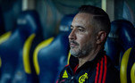 No fim das contas, o treinador rubro-negro já amargou sete títulos em um ano no Brasil. Tanto no Corinthians quanto no Flamengo, as campanhas pouco vitoriosas quebram a confiança do português. A derrota na Recopa ligou o alerta para torcedores e diretoria do Flamengo, que têm o elenco mais caro do futebol brasileiro e somente em 2023 já perderam três títulos