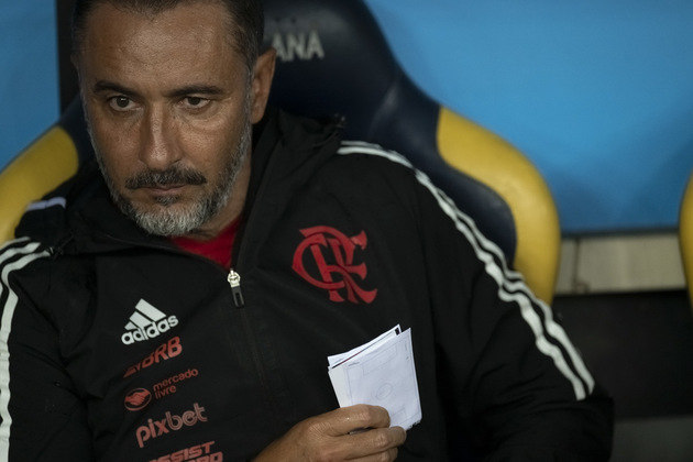 Depois de anunciada a saída de Dorival, a diretoria flamenguista anunciou a contratação de Vitor Pereira. Com muita polêmica envolvida na contratação, o português estreou no Rio em janeiro de 2023. Em quatro meses, o português acumulou atuações abaixo do esperado e fracassos em competições nacionais e internacionais. Desde que chegou, VP disputou a Supercopa do Brasil, Mundial de Clubes, Recopa Sul-Americana e o Carioca. Mesmo com o elenco mais caro do país, o Flamengo perdeu os quatro torneios.O Flamengo começa a buscar outros nomes para substituir o português. Entre eles, Jorge Jesus saiu na frente da concorrência, graças a boa relação com torcida, jogadores e dirigentes. Sampaoli e Tite correm por fora na disputa