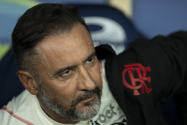 Anunciado no Rubro-Negro em janeiro, Vitor Pereira disputou quatro campeonatos decisivos com o time da Gávea e não ganhou nenhum título - e nem vai. Vitor Pereira foi demitido do Rubro Negro nesta terça-feira (11), após derrota para o Fluminense na final do Campeonato Carioca. Enquanto os rivais aproveitam a má fase, os torcedores cobram o treinador e a diretoria flamenguista por mudanças na postura do clube.Relembre as derrotas e fiascos do técnico português desde que chegou ao Brasil:
