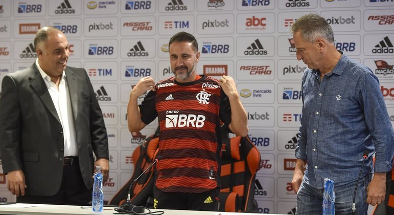 Vítor Pereira ao lado de Marcos Braz (E), vice de futebol, e Rodolfo Landim, presidente