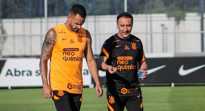 Renato Augusto (à esquerda) conversa com técnico Vítor Pereira durante treino