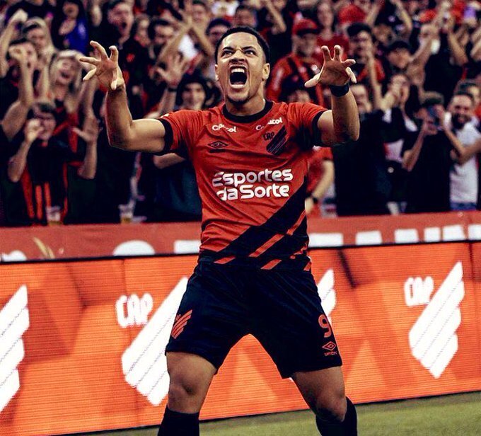 Vítor Roque explodiu de vez no Athletico. Jogador veloz, artilheiro, habilidoso. Diferenciado