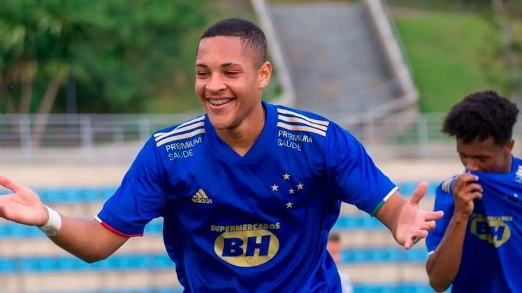 Vitor Roque (Cruzeiro) – 16 anos e 7 meses: o atacante, atualmente no Athletico Paranaense, estreou no empate Cruzeiro 0x0 Botafogo, em 12/10/2021.