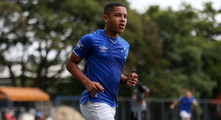 Vitor Roque (Cruzeiro) - Atacante de 16 anos, já jogou pelo profissional e já tem multa de 300 milhões de euros para o exterior.