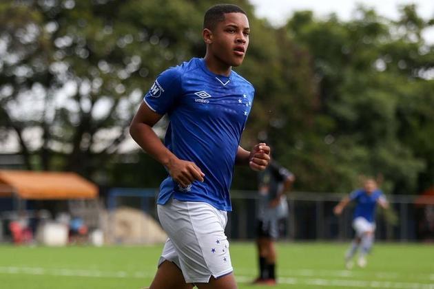 Vitor Roque (Cruzeiro) — Atacante de 16 anos, já jogou pelo profissional e tem multa de 300 milhões de euros para o exterior.