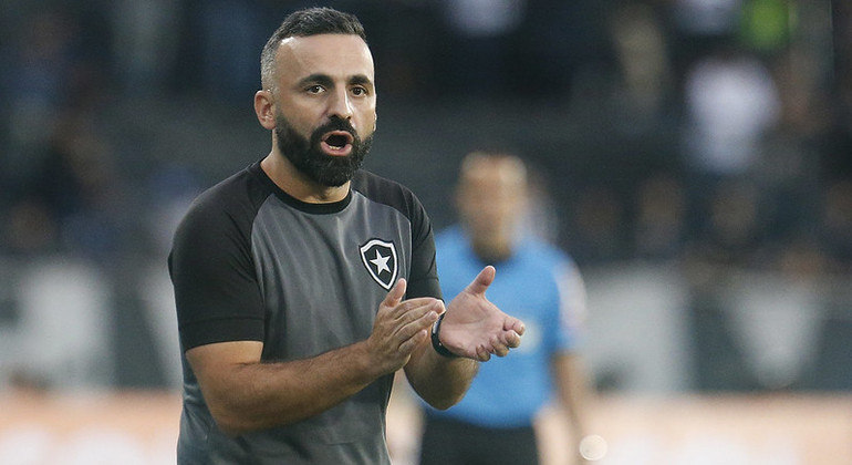 Vítor Severino, auxiliar, comandou o Botafogo no Clássico Vovô
