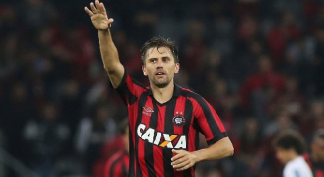 Paulo André renovou contrato com o Athletico Paranaense por mais seis meses
(Foto: Reprodução)