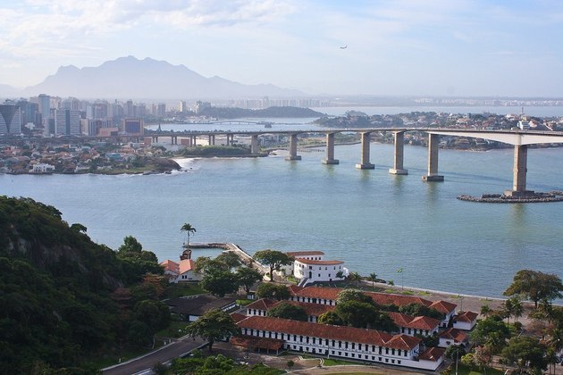 4ª - Vitória (ES)Para pôr as mãos nas chaves de um imóvel de 65m² na capital do Espírito Santo, é preciso desembolsar R$ 665 mil. O preço médio do metro
quadrado está em R$ 10.223