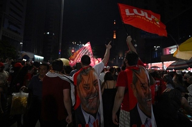 Apoiadores de Lula se reuniram na avenida Paulista para comemorar a vitória 