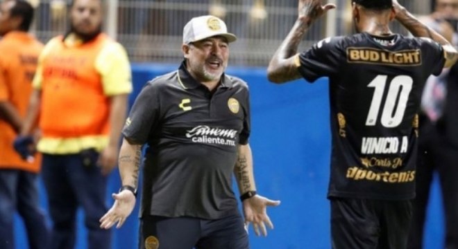 VITÓRIA NO MÉXICO - Maradona enfim estreou como técnico do Dorados de Sinaloa. Na noite da última segunda-feira, o time comandado pelo argentino massacrou o Cafetaleros de Chiapas por 4 a 1, em jogo válido pela 7ª rodada da Liga Ascenso MX.