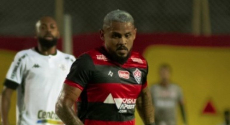 VITÓRIA - SOBE - ROBERTO E MANOEL - Atuando na ponta, o lateral fez boa dobradinha com Renan Luís e trouxe calafrios tanto para Jonathan quanto para Daniel Borges. Já o atacante deu trabalho à defesa alvinegra. DESCE - SAMUEL - Lançado para dar mais força ao setor ofensivo do Leão, foi expulso pouco depois de entrar em campo e prejudicou a equipe, que estava em vantagem numérica naquele momento..