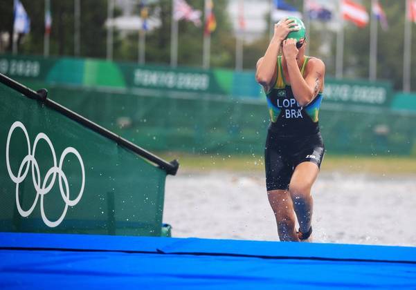 Vittoria Lopes em ação durante prova do triatlo na Olimpíada de Tóquio
