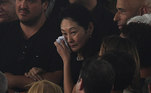 Marcia Aoki, viúva do ídolo do futebol, chora durante a despedida