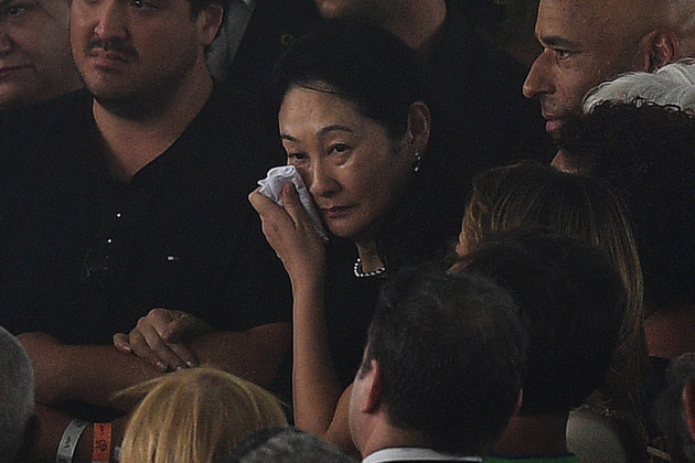 Marcia Aoki, viúva do ídolo do futebol, chora durante a despedida