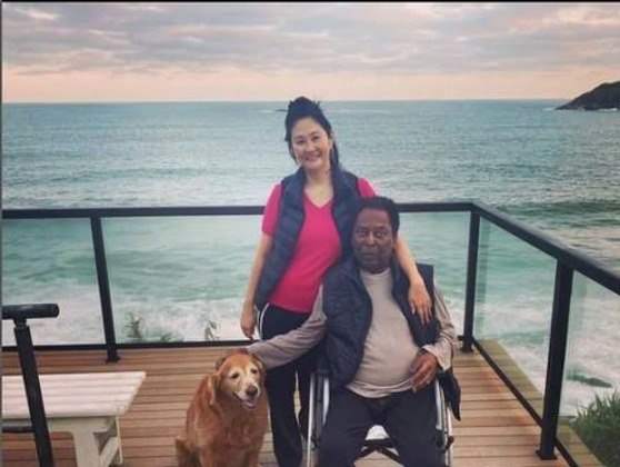 No testamento, Pelé deixou para a esposa, Márcia Aoki, 30% dos próprios bens e a mansão onde morava no Guarujá, litoral de São Paulo. A casa tem quatro andares e uma varanda  sobre o mar. O imóvel fica no condomínio Jardim Acapulco, um dos mais luxuosos da cidade e onde Neymar também tem uma casa