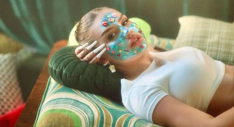 Vivi investe R$300 mil em clipe e recebe apoio de Gloria Groove