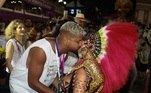 Viviane Araújo voltou a brilhar na Sapucaí neste sábado (30) pela Viradouro. Antes de entrar na avenida, a musa foi fotografada aos beijos com o marido, Guilherme Militão  