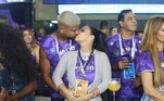 Viviane Araújo e o marido também foram clicados trocando beijos durante os desfiles oficiais no Rio de Janeiro. Os dois, casados desde setembro do ano passado, estão esperando o primeiro filho. Eles assumiram o relacionamento no fim de 2019. Desde então, as trocas de declarações públicas de amor são frequentes na web