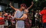 Além de arrasar no samba no pé, Vivi recebeu o apoio do marido, Guilherme Militão, de quem ganhou até alguns beijinhos