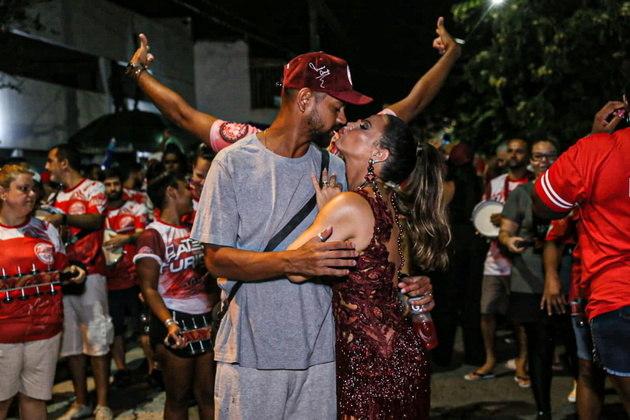 Além de arrasar no samba no pé, Vivi recebeu o apoio do marido, Guilherme Militão, de quem ganhou até alguns beijinhos
