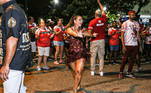 Rainha de bateria do Salgueiro, Viviane Araujo mostrou suas habilidades para dança durante ensaio de rua da escola, na zona norte do Rio de Janeiro