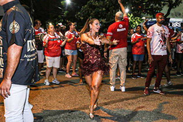 Rainha de bateria do Salgueiro, Viviane Araujo mostrou suas habilidades para dança durante ensaio de rua da escola, na zona norte do Rio de Janeiro