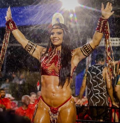 Viviane Araújo (Salgueiro)- Prestes a completar 15 anos como rainha da bateria do Salgueiro em 2024, é considerada a Rainha das Rainhas, sendo rainha mais longeva das escolas do Rio.