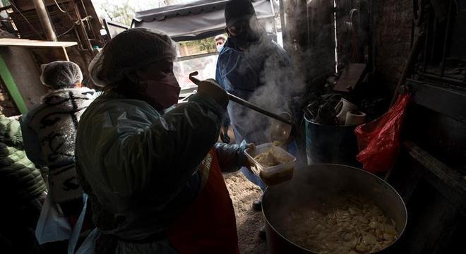 Vizinhança apoia com comida comunitárias afetados pela pandemia