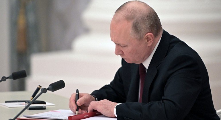 Vladimir Putin assinou decreto que reconhece a independência das regiões separatistas